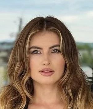 Лікар Анастасія Мацола дивиться в камеру